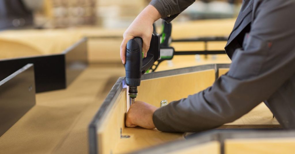 Como Montar Guarda-Roupa em Porto Velho: 5 Passos e Dicas capa montador de moveis em Porto Velho